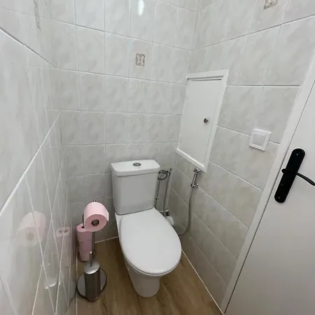 Family - Fully Equipped, Close To Sandy Beaches & Restaurants, Pool, Balcony, Garage شقة